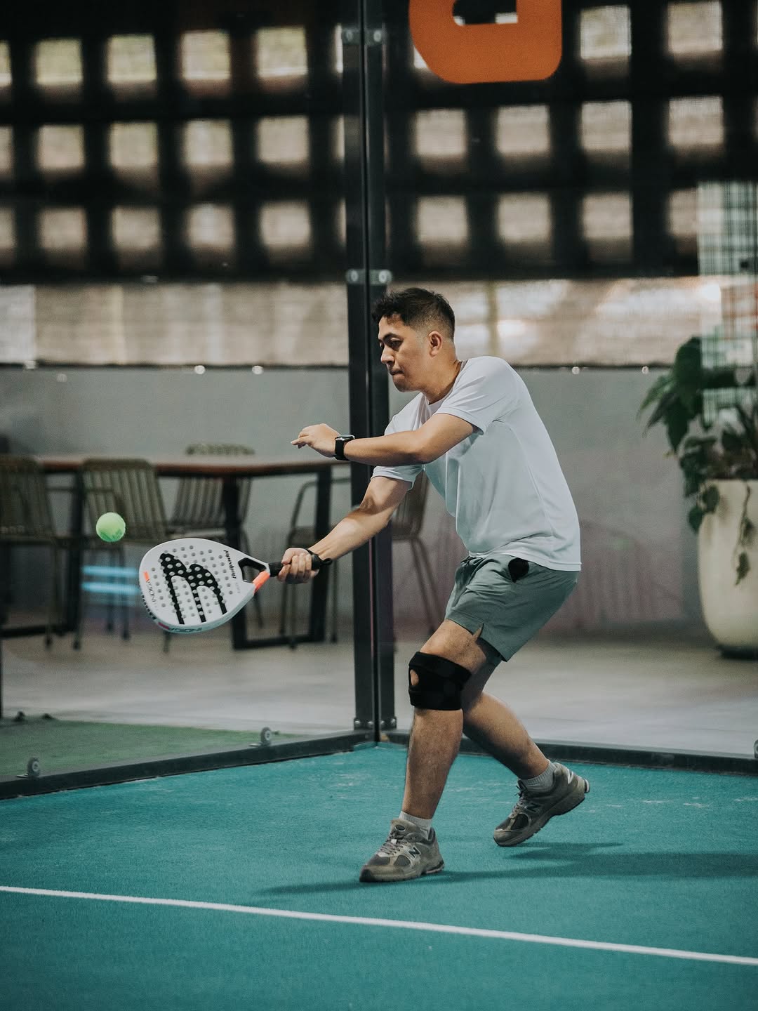 Di court cari poin, di luar court cari kopi